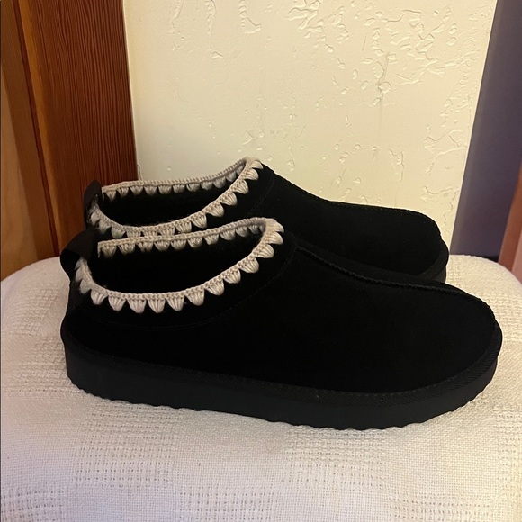 Black Slippers - Picture 6 of 10